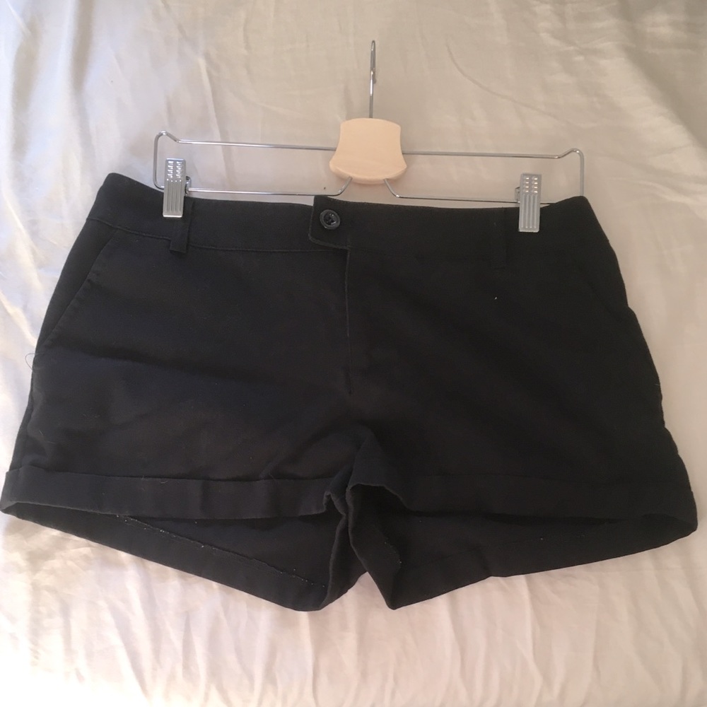 Super cute cuffed short shorts 💚 3 for $15